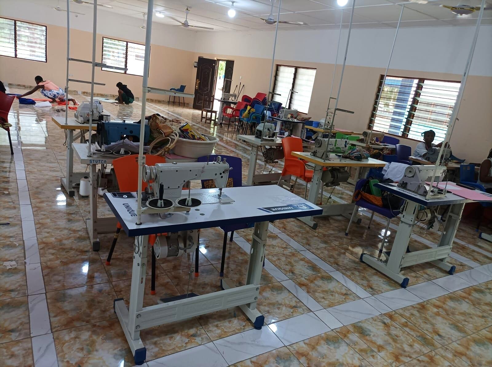Laboratorio di sartoria del centro con macchine da cucire industriali.