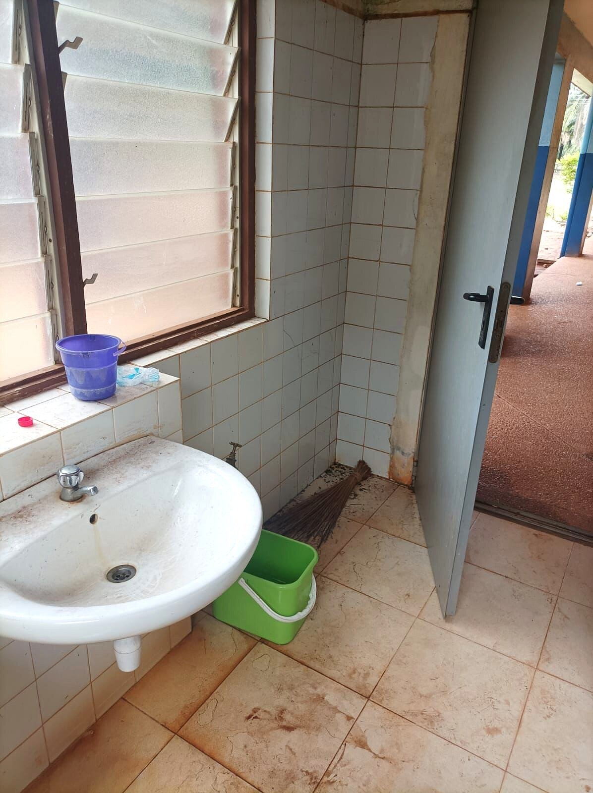 Lavabo e finestra in un locale dei servizi igienici del centro.
