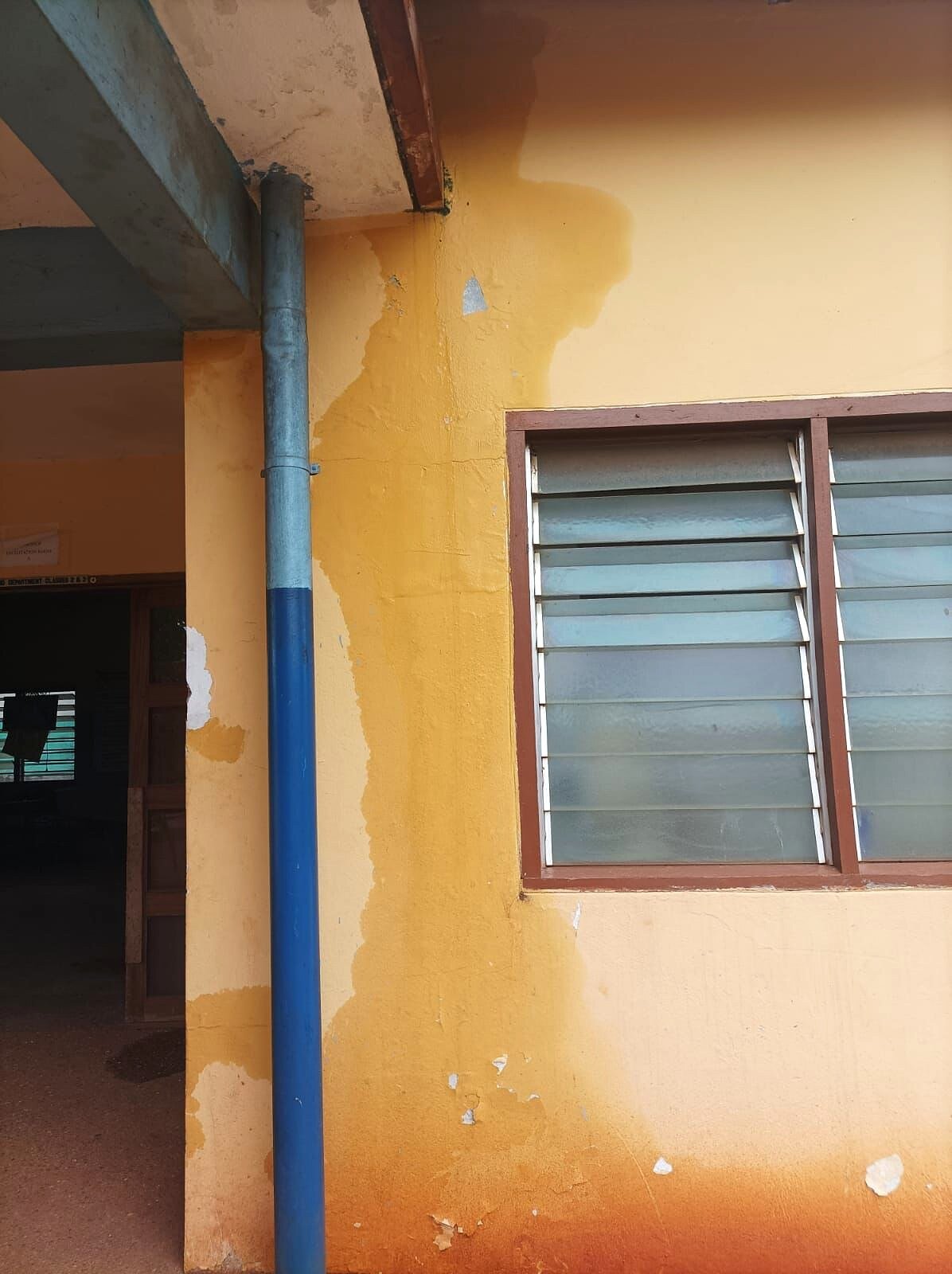 Parete esterna di un edificio del centro con intonaco deteriorato.